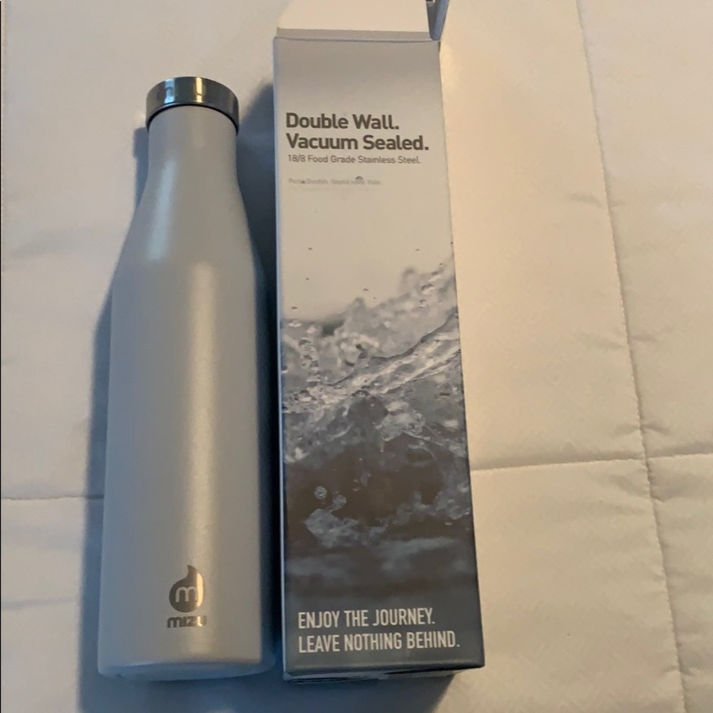 NWT Mizu Insulated Water Bottle